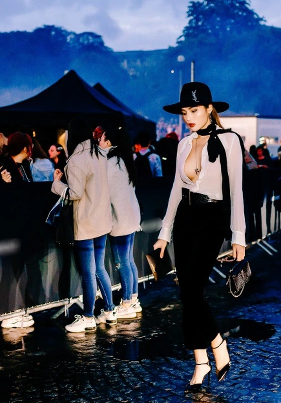 Kỳ Duyên buông lơi vòng một bốc lửa khi dự tuần lễ thời trang Paris - 9 Kỳ Duyên buông lơi vòng một bốc lửa khi dự tuần lễ thời trang Paris - 9