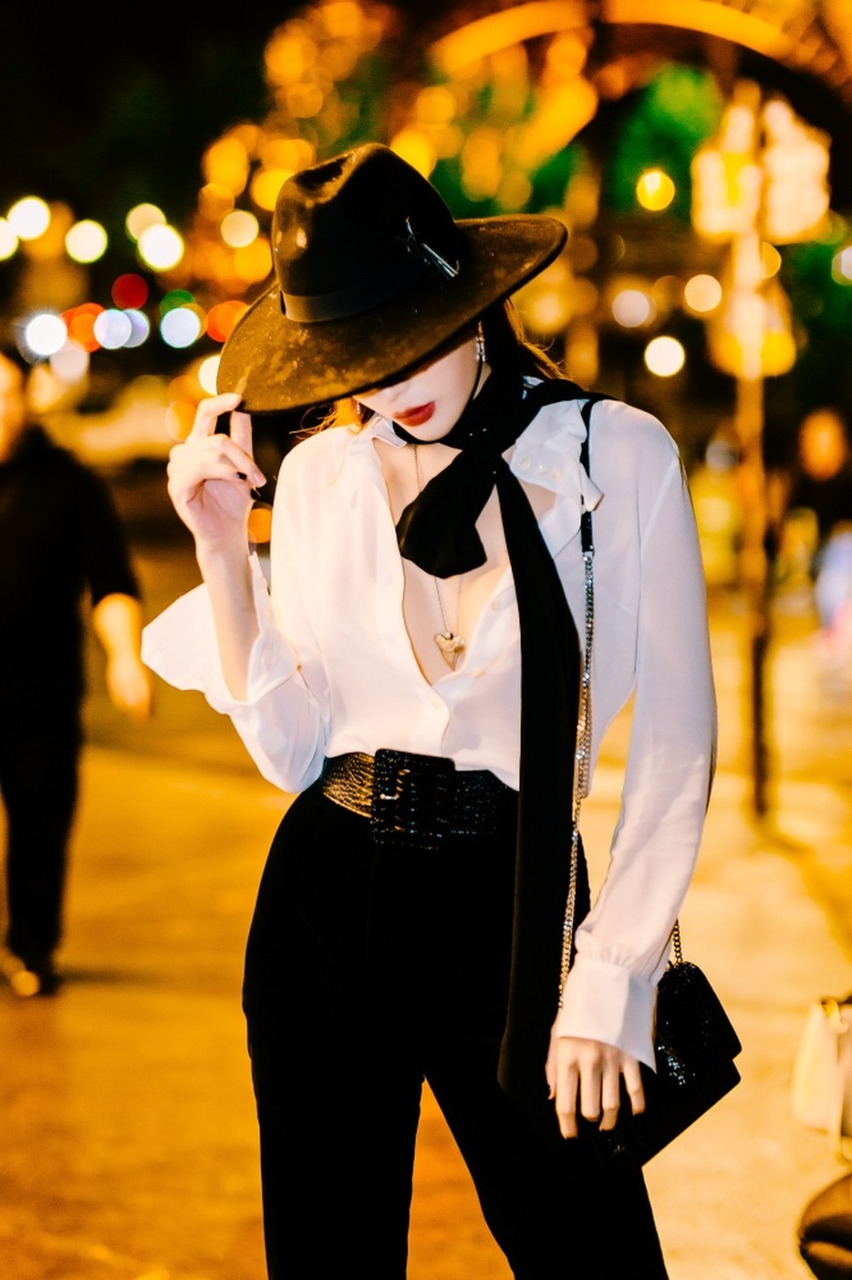 Kỳ Duyên buông lơi vòng một bốc lửa khi dự tuần lễ thời trang Paris - 5 Kỳ Duyên buông lơi vòng một bốc lửa khi dự tuần lễ thời trang Paris - 5