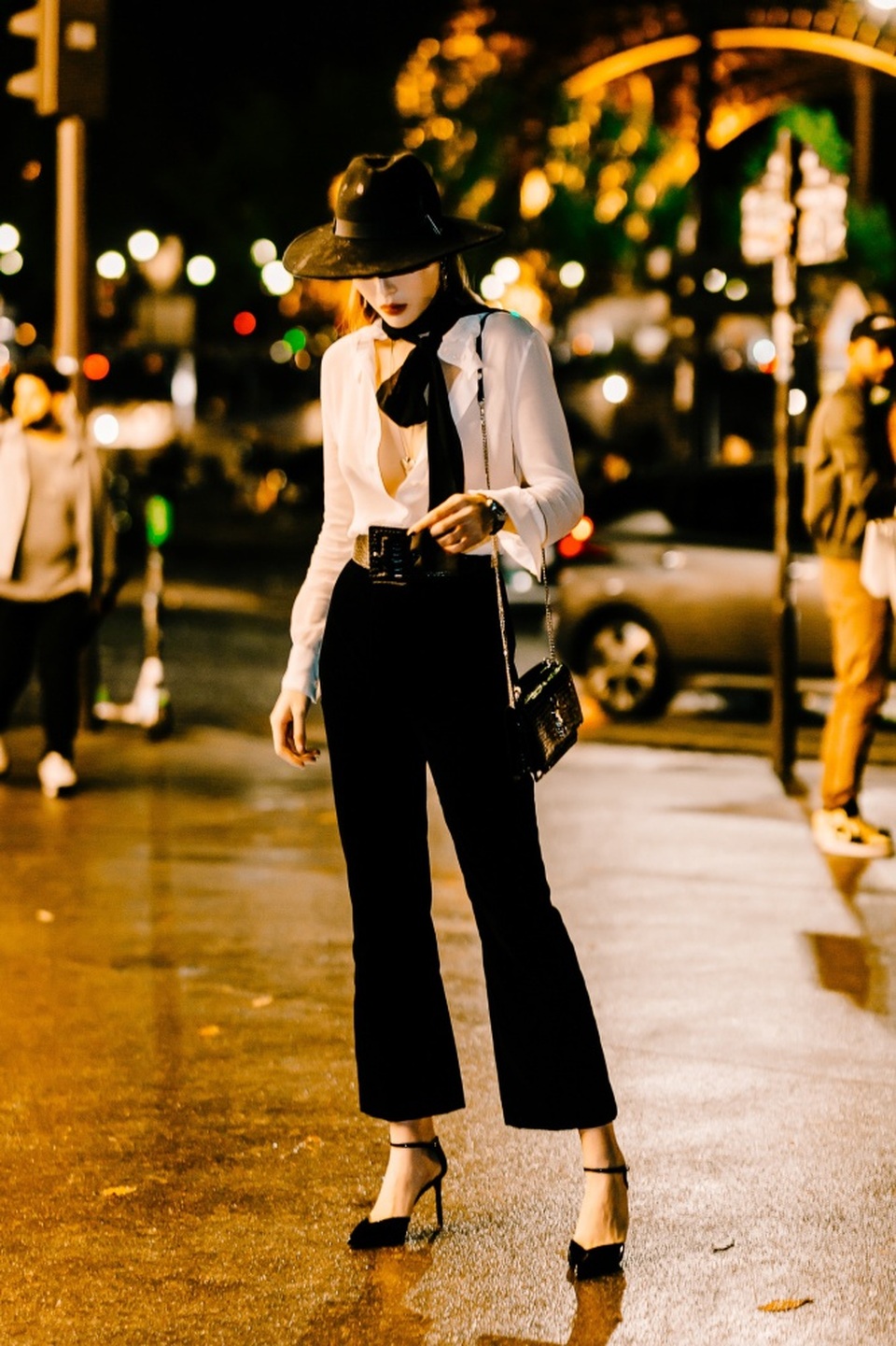 Kỳ Duyên buông lơi vòng một bốc lửa khi dự tuần lễ thời trang Paris - 11 Kỳ Duyên buông lơi vòng một bốc lửa khi dự tuần lễ thời trang Paris - 11