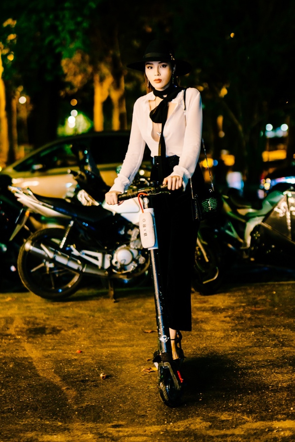 Kỳ Duyên buông lơi vòng một bốc lửa khi dự tuần lễ thời trang Paris - 7 Kỳ Duyên buông lơi vòng một bốc lửa khi dự tuần lễ thời trang Paris - 7