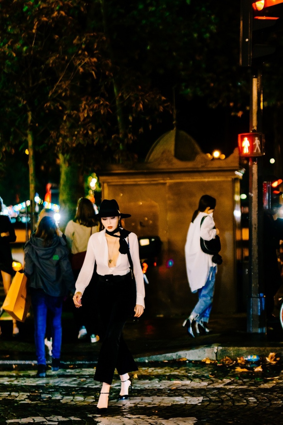 Kỳ Duyên buông lơi vòng một bốc lửa khi dự tuần lễ thời trang Paris - 12 Kỳ Duyên buông lơi vòng một bốc lửa khi dự tuần lễ thời trang Paris - 12