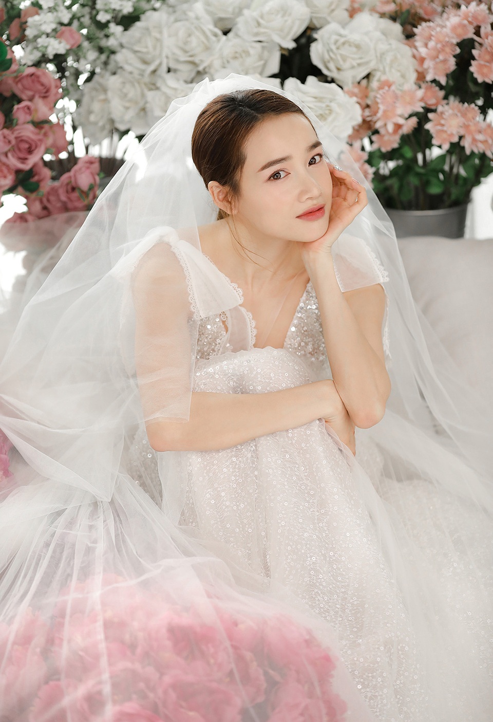Kỉ niệm một năm ngày cưới, Nhã Phương tung ảnh mặc váy cưới… một mình - 3 Kỉ niệm một năm ngày cưới, Nhã Phương tung ảnh mặc váy cưới… một mình - 3