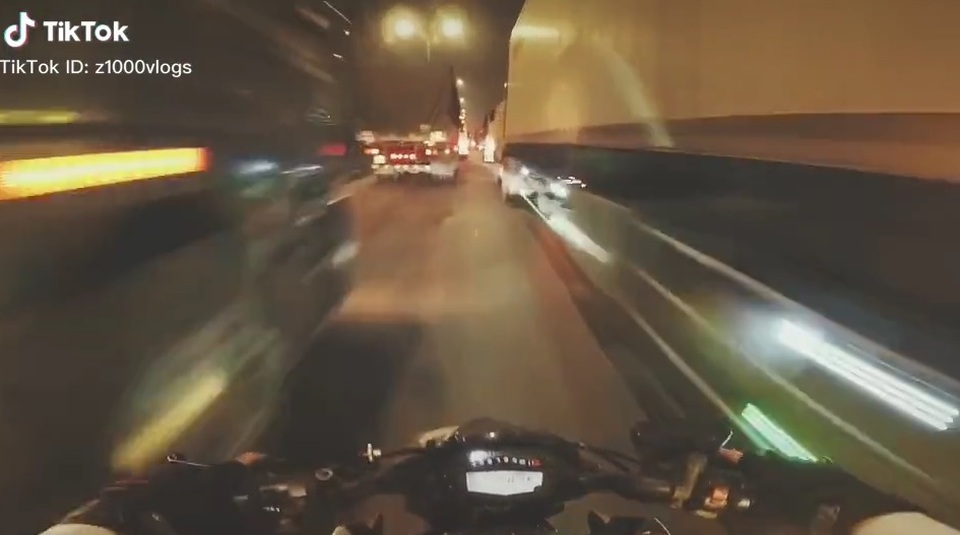 Thanh niên Việt phóng phân khối lớn tốc độ chóng mặt, còn đăng video khoe khiến dân mạng phẫn nộ - 1 Thanh niên Việt phóng phân khối lớn tốc độ chóng mặt, còn đăng video khoe khiến dân mạng phẫn nộ - 1