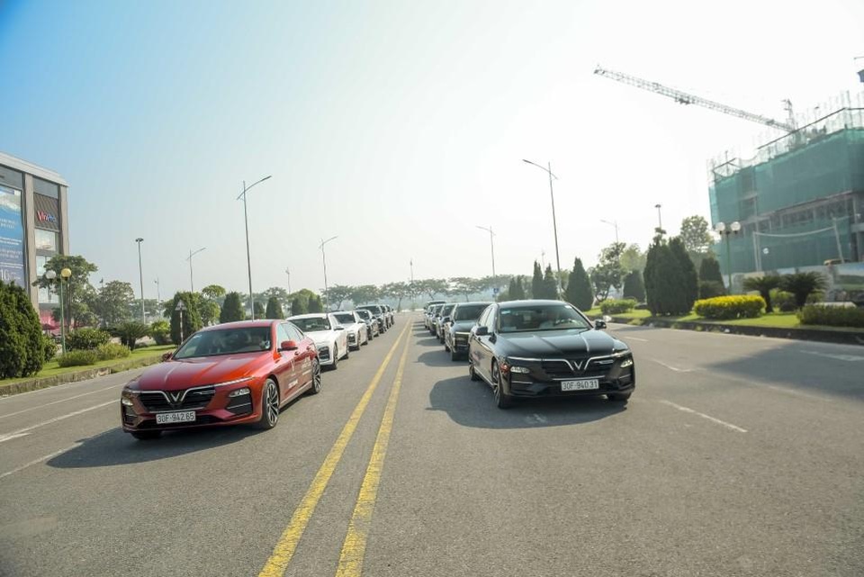 Màn diễu hành ấn tượng của dàn xe VinFast Lux tại Hà Nội - 3 Màn diễu hành ấn tượng của dàn xe VinFast Lux tại Hà Nội - 3