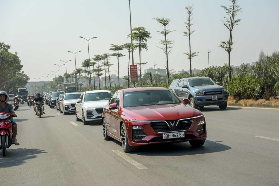 Màn diễu hành ấn tượng của dàn xe VinFast Lux tại Hà Nội - 4 Màn diễu hành ấn tượng của dàn xe VinFast Lux tại Hà Nội - 4