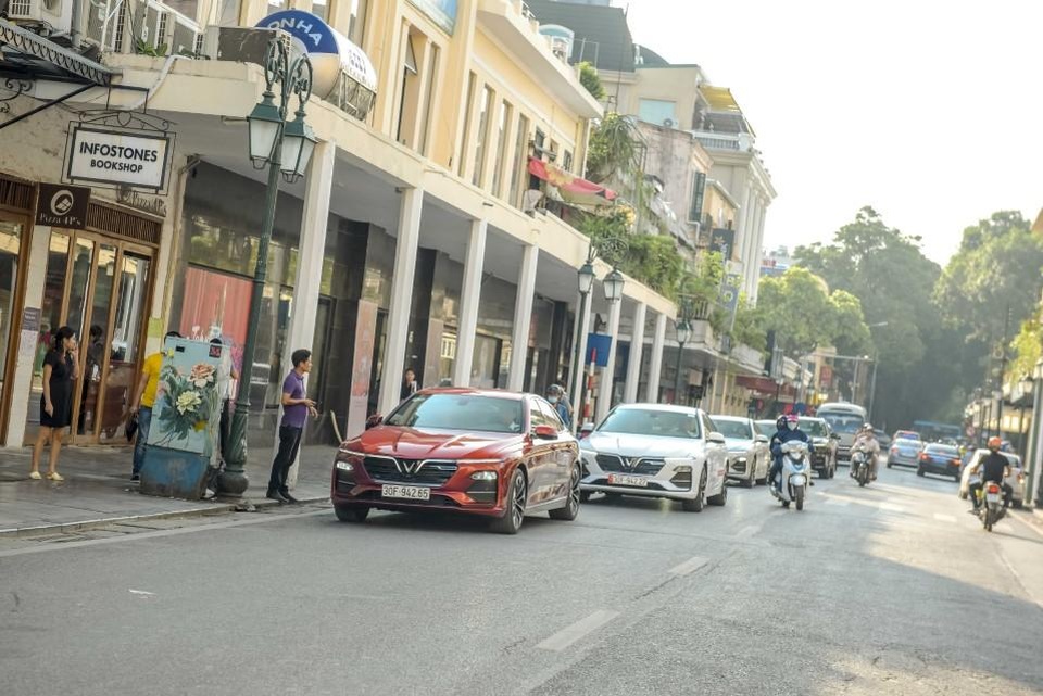 Màn diễu hành ấn tượng của dàn xe VinFast Lux tại Hà Nội - 7 Màn diễu hành ấn tượng của dàn xe VinFast Lux tại Hà Nội - 7