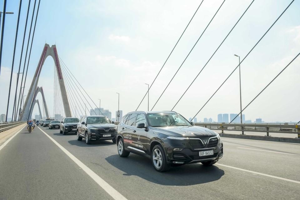 Màn diễu hành ấn tượng của dàn xe VinFast Lux tại Hà Nội - 11 Màn diễu hành ấn tượng của dàn xe VinFast Lux tại Hà Nội - 11