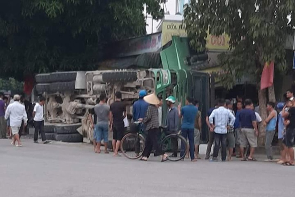 Xe chở đá lật nghiêng làm sập nhà dân - 1 Xe chở đá lật nghiêng làm sập nhà dân - 1