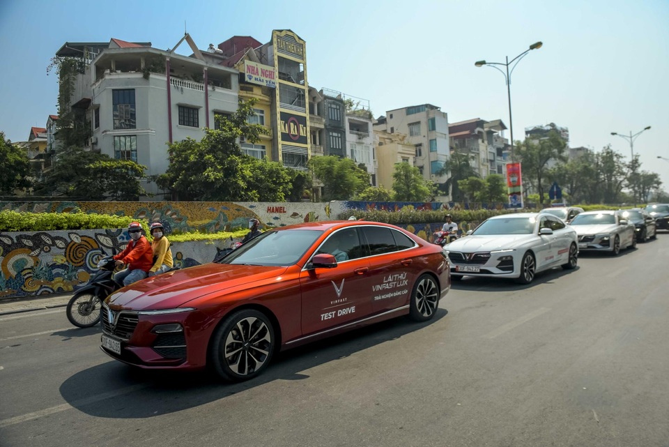 Mãn nhãn ngắm dàn xế sang VinFast Lux dạo phố thu Hà Nội - 4 Mãn nhãn ngắm dàn xế sang VinFast Lux dạo phố thu Hà Nội - 4