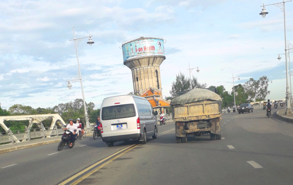 Tài xế của Văn phòng UBND tỉnh bị tước bằng lái vì vượt ẩu trên cầu - 1