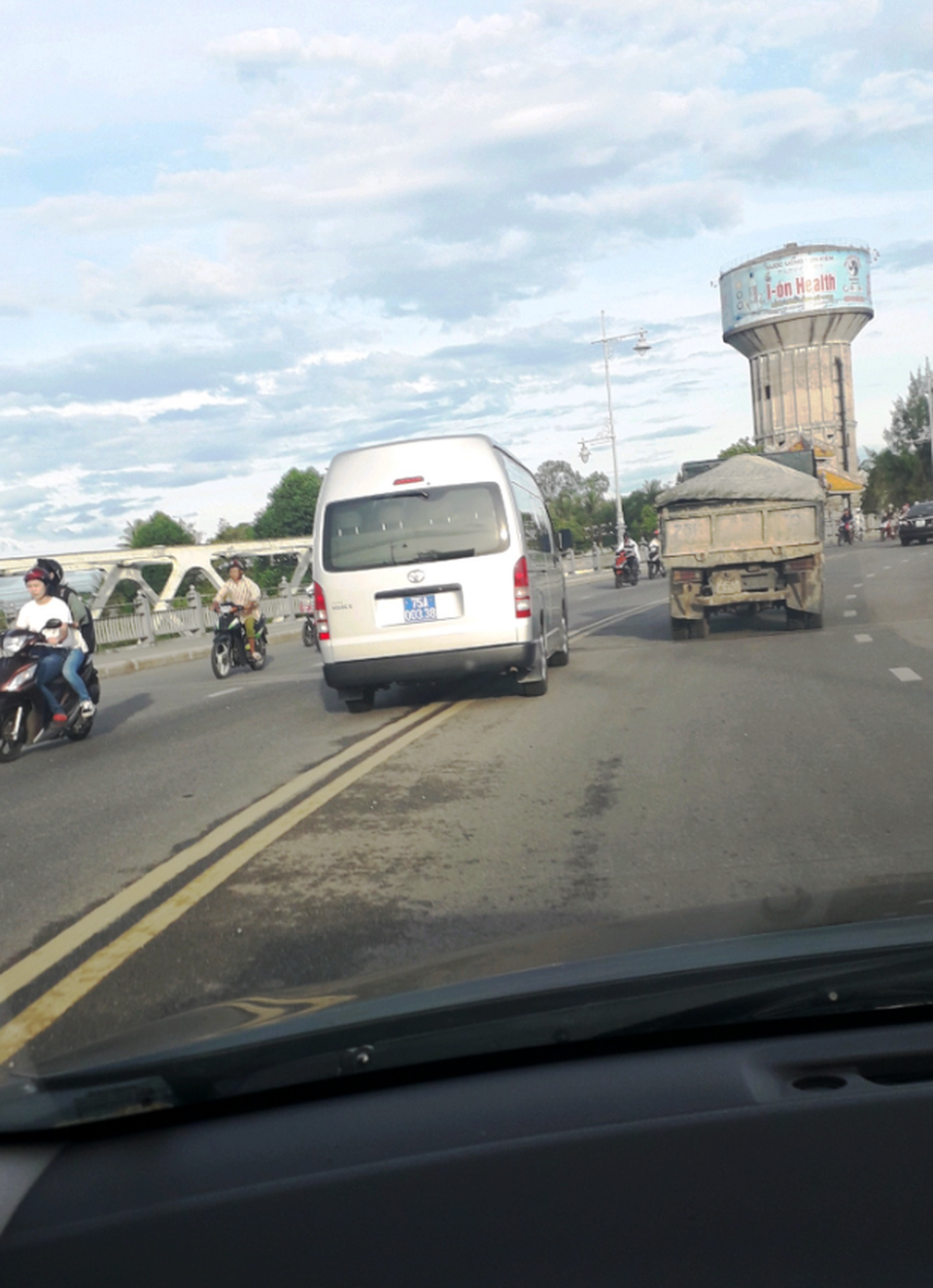 Tài xế của Văn phòng UBND tỉnh bị tước bằng lái vì vượt ẩu trên cầu - 2