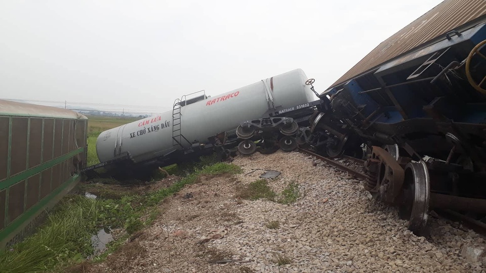 Tàu hỏa tông xe tải, 4 toa tàu lật văng khỏi đường ray - 3 Tàu hỏa tông xe tải, 4 toa tàu lật văng khỏi đường ray - 3