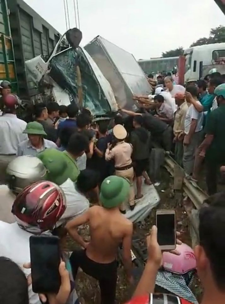 Tàu hỏa tông xe tải, 4 toa tàu lật văng khỏi đường ray - 4 Tàu hỏa tông xe tải, 4 toa tàu lật văng khỏi đường ray - 4
