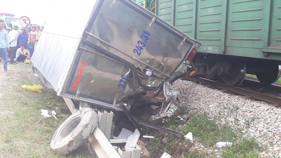 Tàu hỏa tông xe tải, 4 toa tàu lật văng khỏi đường ray - 5 Tàu hỏa tông xe tải, 4 toa tàu lật văng khỏi đường ray - 5