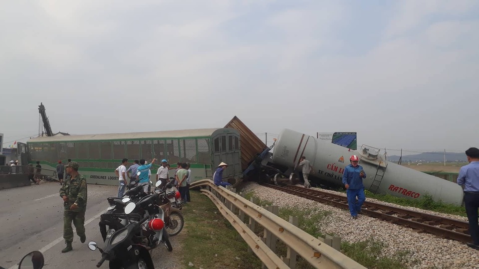 Tàu hỏa tông xe tải, 4 toa tàu lật văng khỏi đường ray - 1 Tàu hỏa tông xe tải, 4 toa tàu lật văng khỏi đường ray - 1