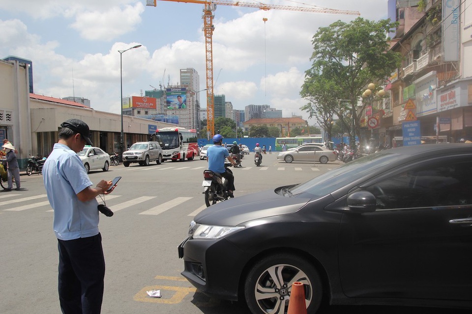 Lãnh đạo TPHCM thúc phạt nguội xe ô tô “trốn” phí đỗ xe - 1 Lãnh đạo TPHCM thúc phạt nguội xe ô tô “trốn” phí đỗ xe - 1
