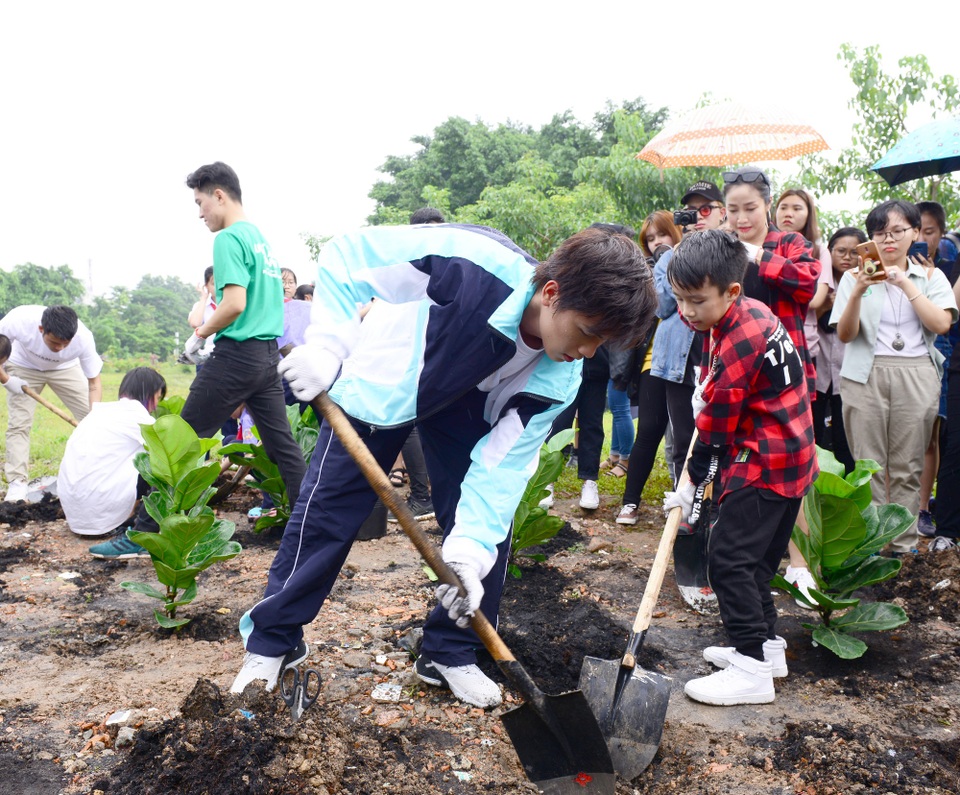 Trái tim xanh giữa lòng Hà Nội: Hành trình trồng cây chung tay bảo vệ môi trường - 2 Trái tim xanh giữa lòng Hà Nội: Hành trình trồng cây chung tay bảo vệ môi trường - 2