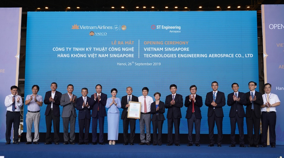 Liên doanh kỹ thuật công nghệ hàng không Việt Nam Singapore lần đầu ra mắt - 1 Liên doanh kỹ thuật công nghệ hàng không Việt Nam Singapore lần đầu ra mắt - 1