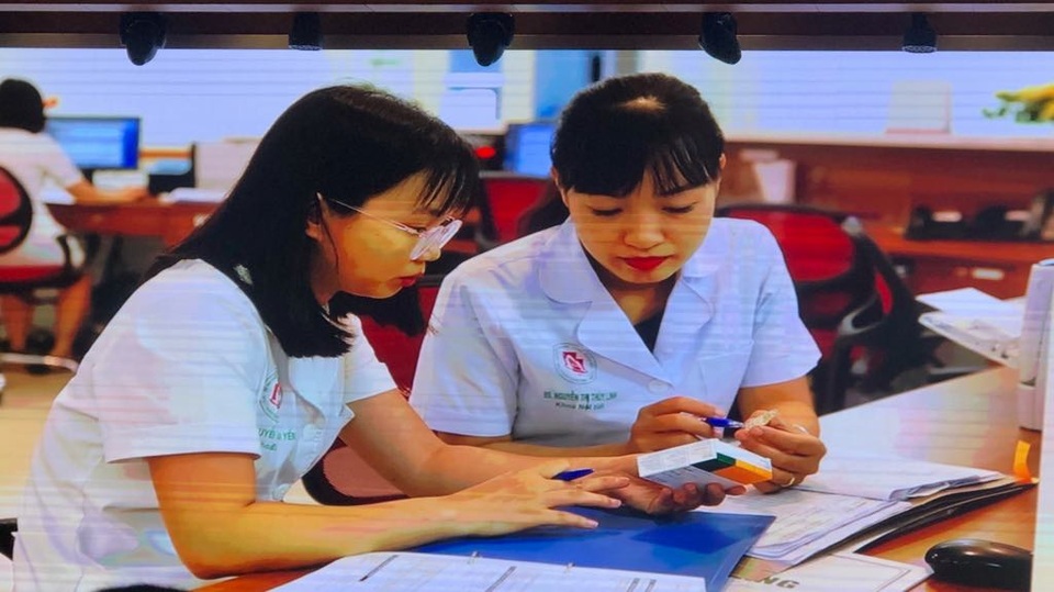 Bác sĩ đau đầu trong kê thuốc điều trị cho bệnh nhân - 1