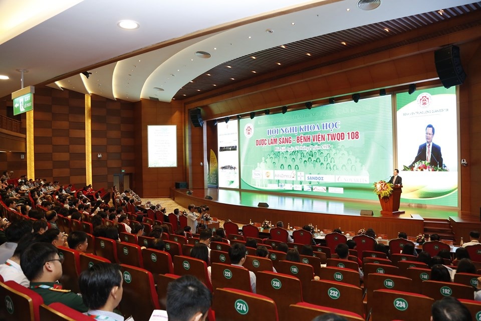 Bác sĩ đau đầu trong kê thuốc điều trị cho bệnh nhân - 2