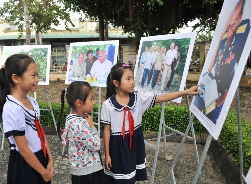Đông nghịt người viếng người phi công anh hùng Nguyễn Văn Bảy - 7 Đông nghịt người viếng người phi công anh hùng Nguyễn Văn Bảy - 7