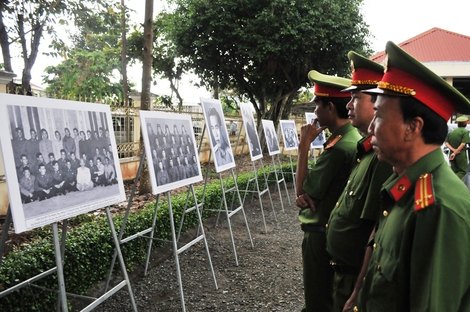 Đông nghịt người viếng người phi công anh hùng Nguyễn Văn Bảy - 4 Đông nghịt người viếng người phi công anh hùng Nguyễn Văn Bảy - 4