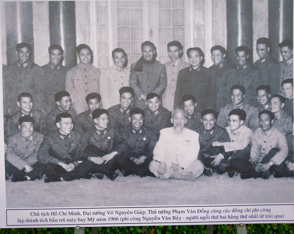 Đông nghịt người viếng người phi công anh hùng Nguyễn Văn Bảy - 9 Đông nghịt người viếng người phi công anh hùng Nguyễn Văn Bảy - 9