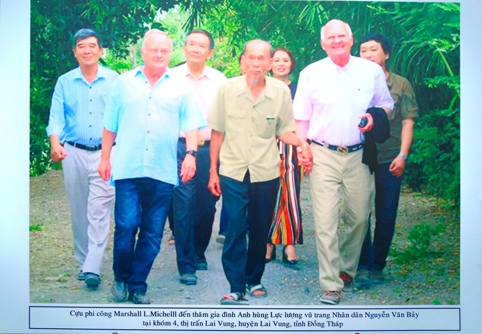 Đông nghịt người viếng người phi công anh hùng Nguyễn Văn Bảy - 11 Đông nghịt người viếng người phi công anh hùng Nguyễn Văn Bảy - 11
