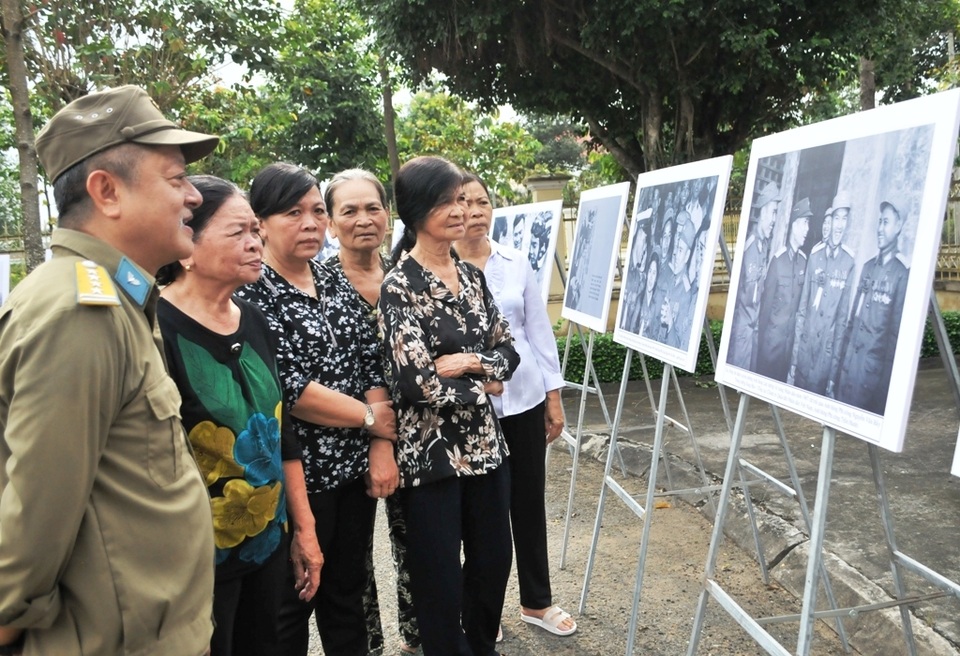 Đông nghịt người viếng người phi công anh hùng Nguyễn Văn Bảy - 3 Đông nghịt người viếng người phi công anh hùng Nguyễn Văn Bảy - 3