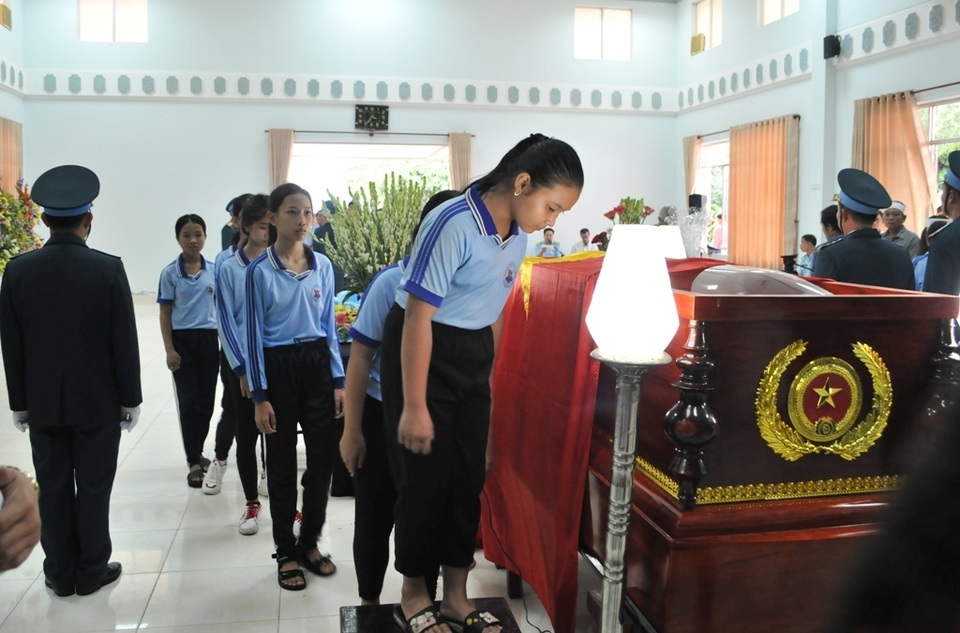 Đông nghịt người viếng người phi công anh hùng Nguyễn Văn Bảy - 2 Đông nghịt người viếng người phi công anh hùng Nguyễn Văn Bảy - 2