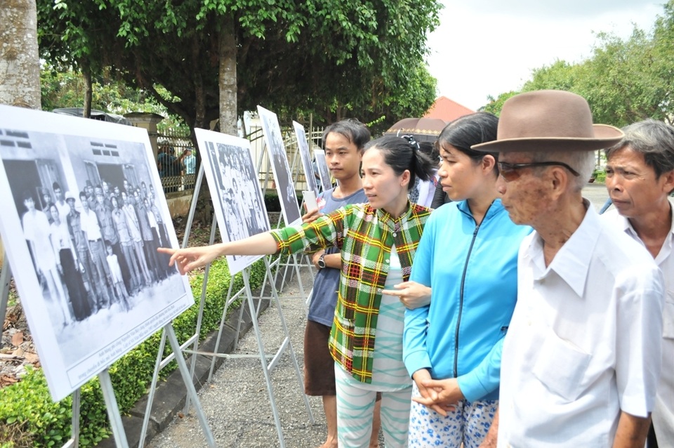 Đông nghịt người viếng người phi công anh hùng Nguyễn Văn Bảy - 5 Đông nghịt người viếng người phi công anh hùng Nguyễn Văn Bảy - 5