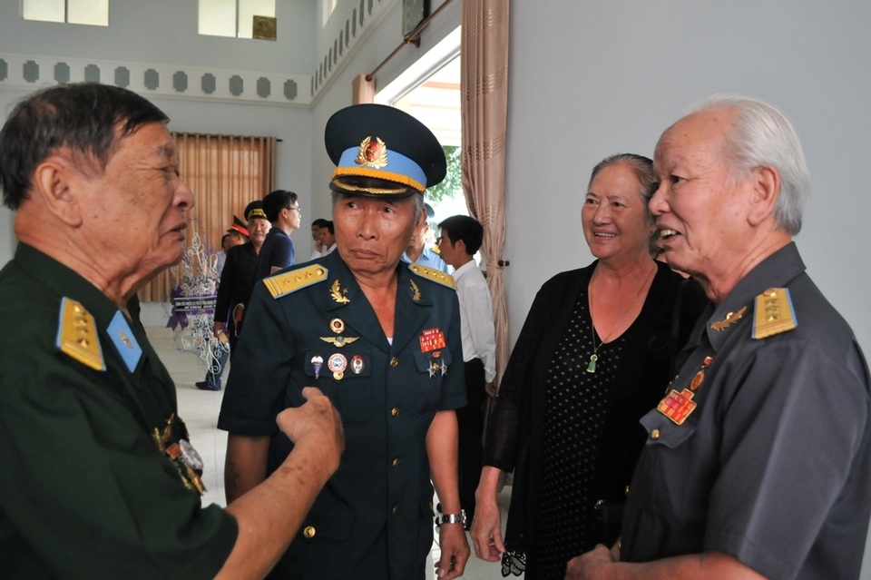 Đông nghịt người viếng người phi công anh hùng Nguyễn Văn Bảy - 13 Đông nghịt người viếng người phi công anh hùng Nguyễn Văn Bảy - 13