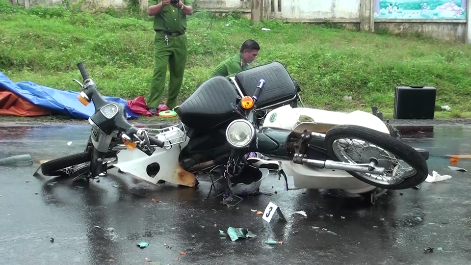 Đâm vào xe máy do học sinh cầm lái, một phụ nữ tử vong - 1 Đâm vào xe máy do học sinh cầm lái, một phụ nữ tử vong - 1