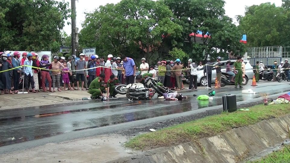 Đâm vào xe máy do học sinh cầm lái, một phụ nữ tử vong - 2 Đâm vào xe máy do học sinh cầm lái, một phụ nữ tử vong - 2