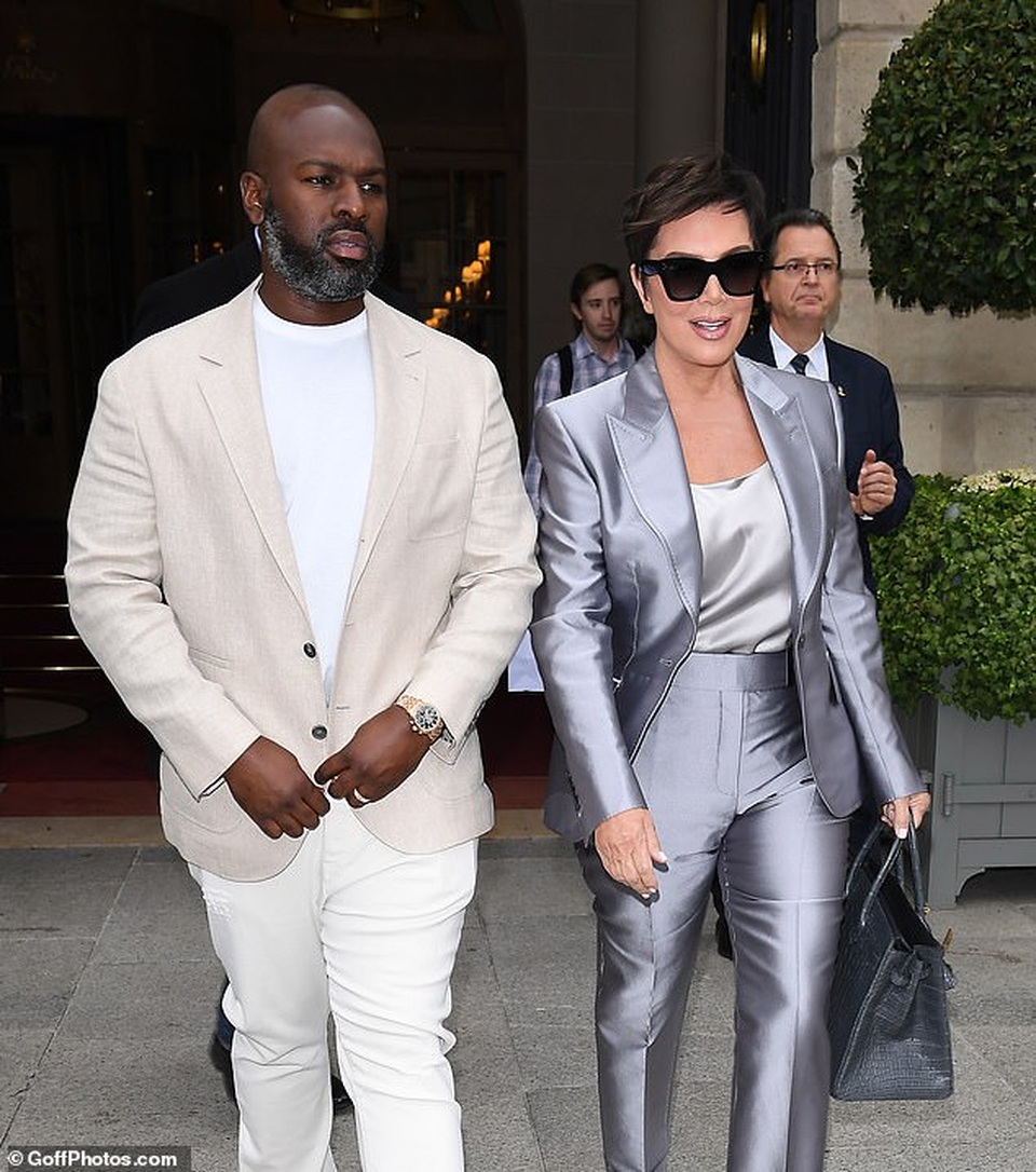 Mẹ cô Kim hạnh phúc bên bạn trai kém 25 tuổi - 3