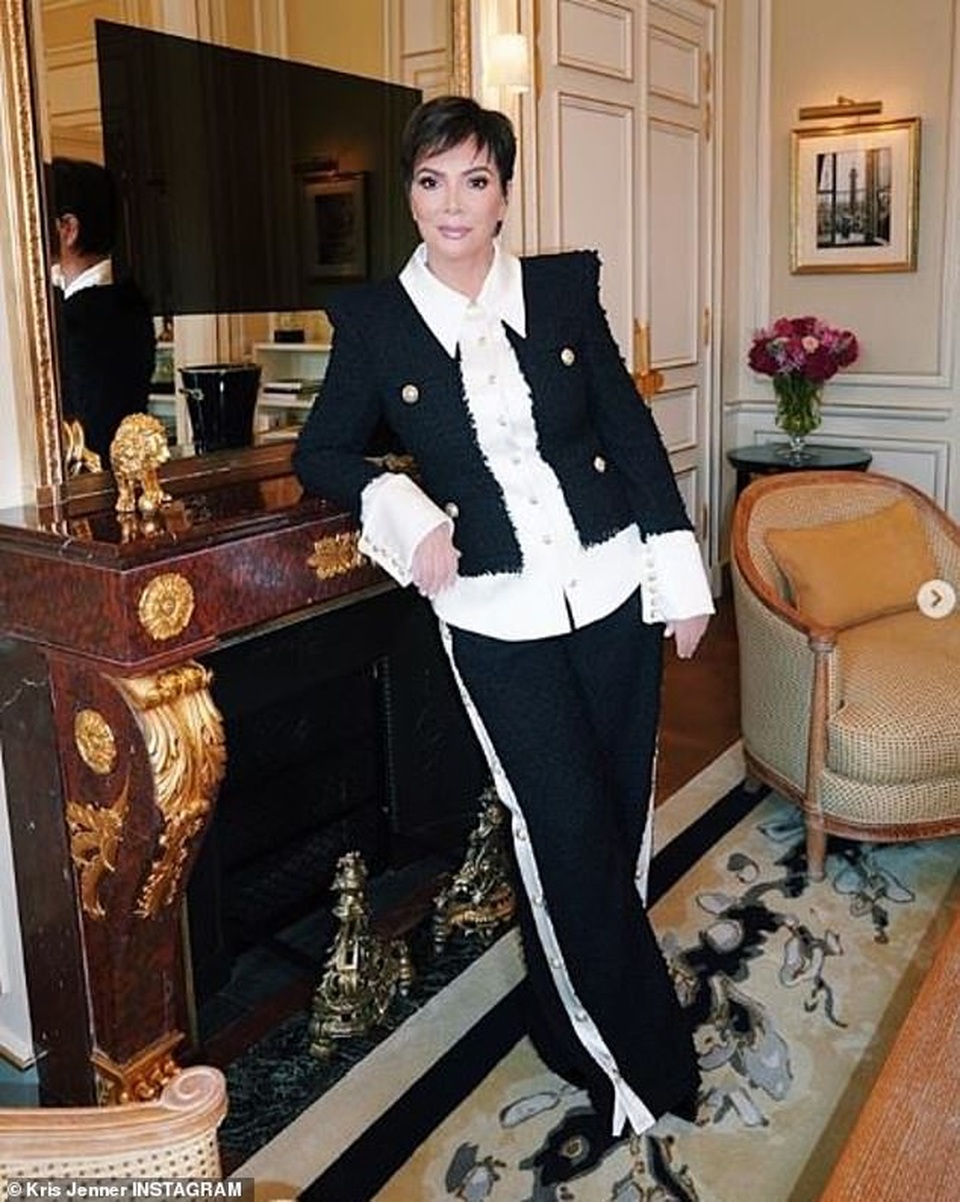 Mẹ cô Kim hạnh phúc bên bạn trai kém 25 tuổi - 8