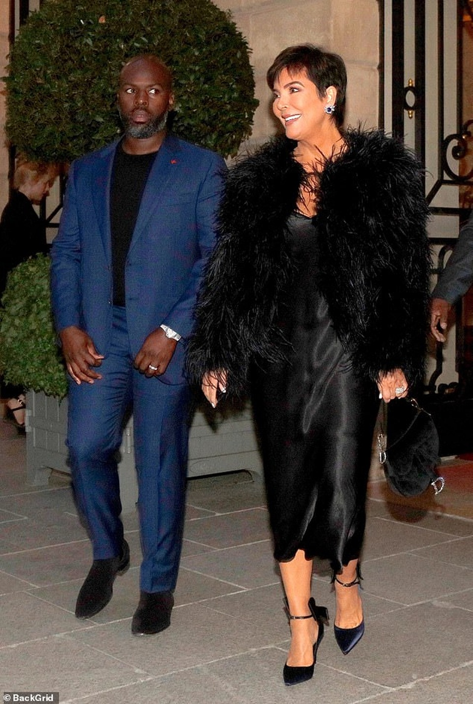 Mẹ cô Kim hạnh phúc bên bạn trai kém 25 tuổi - 4