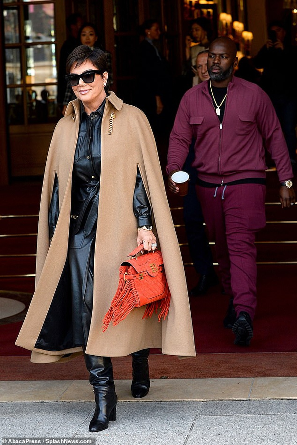 Mẹ cô Kim hạnh phúc bên bạn trai kém 25 tuổi - 7