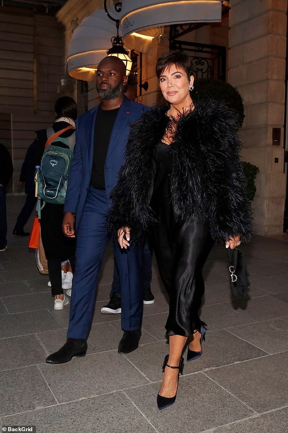 Mẹ cô Kim hạnh phúc bên bạn trai kém 25 tuổi - 5