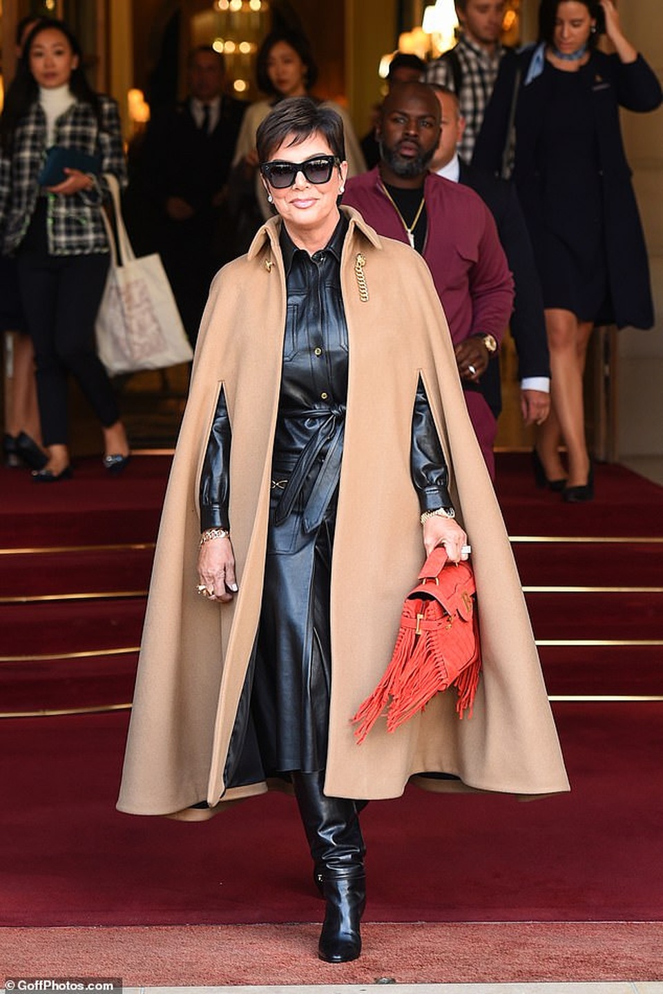 Mẹ cô Kim hạnh phúc bên bạn trai kém 25 tuổi - 6