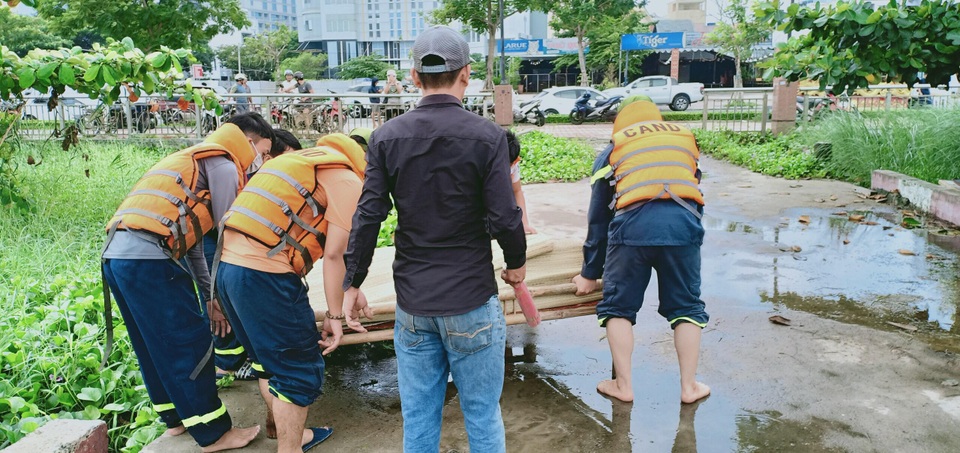 Tìm thấy thi thể người đàn ông nhảy cầu trên sông Hàn - 1 Tìm thấy thi thể người đàn ông nhảy cầu trên sông Hàn - 1