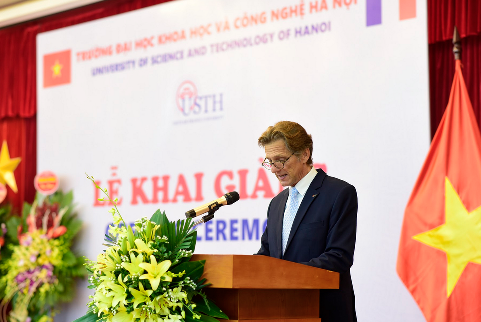 Hiệu trưởng trường ĐH Việt Pháp: Hãy dạy sinh viên đạo đức nghề nghiệp - 1 Hiệu trưởng trường ĐH Việt Pháp: Hãy dạy sinh viên đạo đức nghề nghiệp - 1