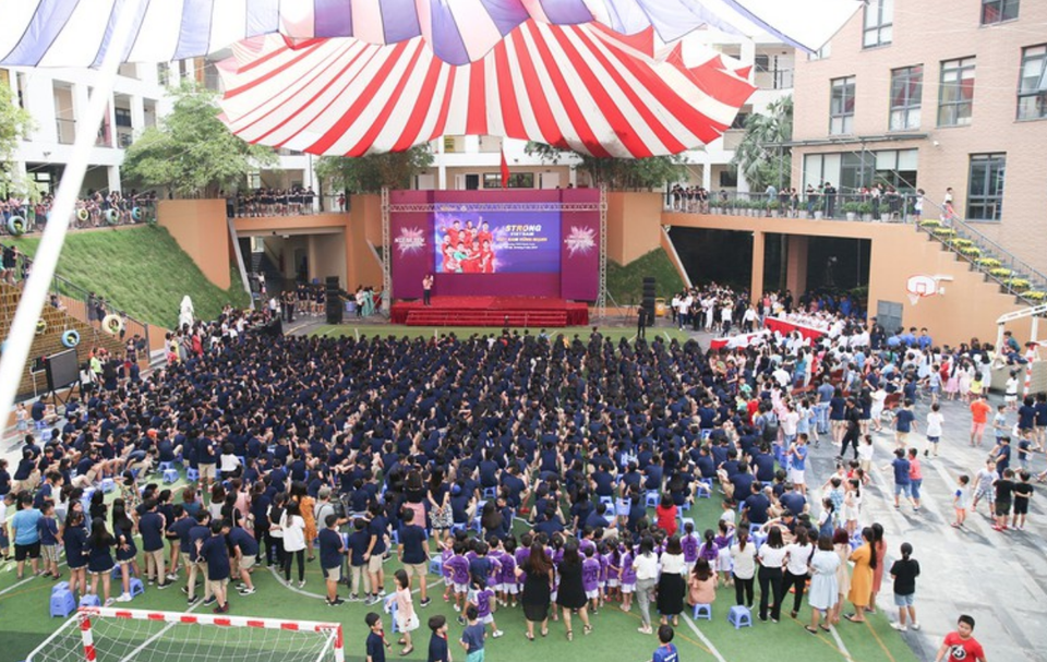 Quang Hải, Duy Mạnh gây ấn tượng với hàng nghìn học sinh ở Hà Nội - 1 Quang Hải, Duy Mạnh gây ấn tượng với hàng nghìn học sinh ở Hà Nội - 1