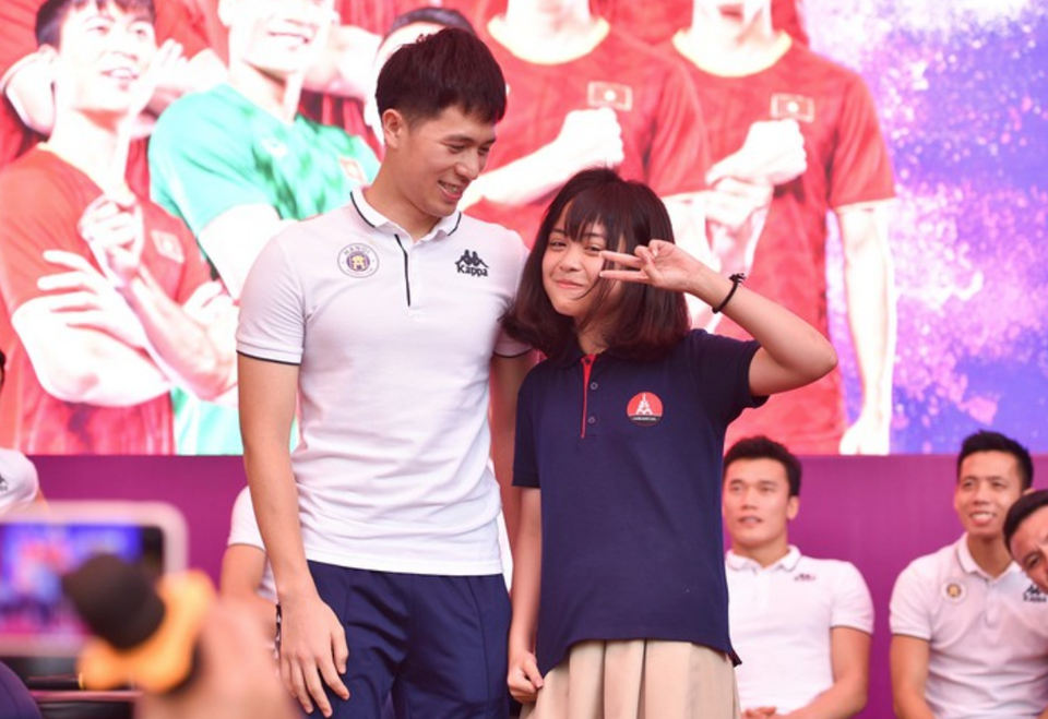 Quang Hải, Duy Mạnh gây ấn tượng với hàng nghìn học sinh ở Hà Nội - 3 Quang Hải, Duy Mạnh gây ấn tượng với hàng nghìn học sinh ở Hà Nội - 3