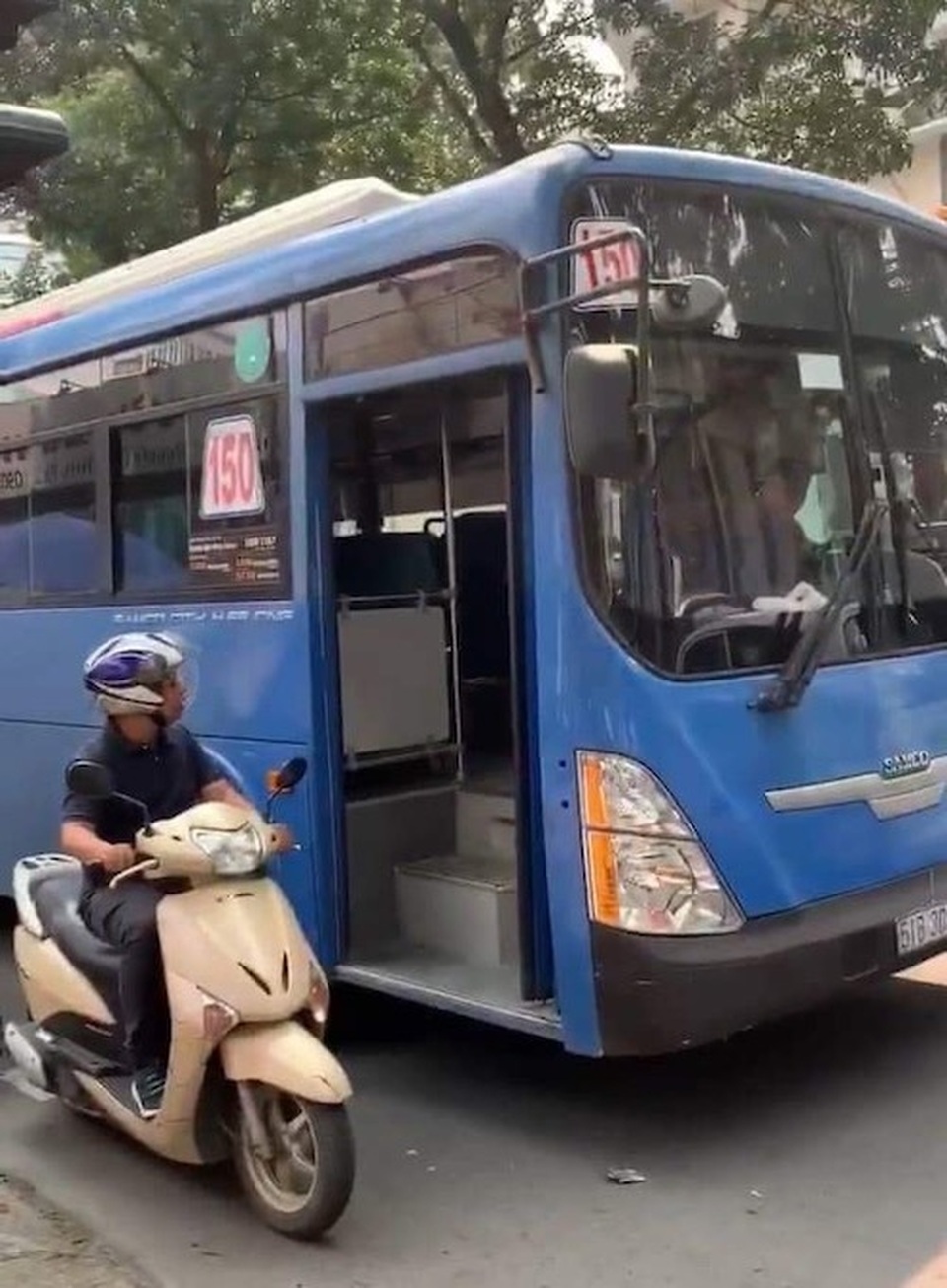 TPHCM: Đình chỉ tài xế xe buýt phun nước bọt, ép người đi xe máy - 1 TPHCM: Đình chỉ tài xế xe buýt phun nước bọt, ép người đi xe máy - 1