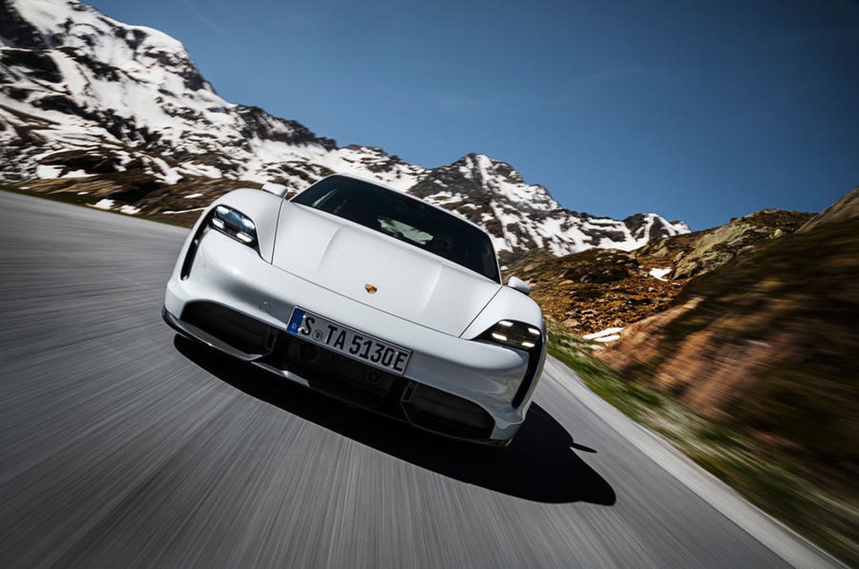 Porsche lách khe hẹp trên thị trường xe chạy điện - 1 Porsche lách khe hẹp trên thị trường xe chạy điện - 1