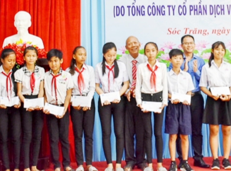Sóc Trăng: Trao 100 suất học bổng đến học sinh vượt khó - 1