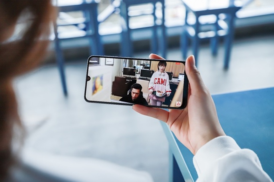 Xem phim, chơi game nịnh mắt trên màn hình Super AMOLED của Galaxy A50s - 1 Xem phim, chơi game nịnh mắt trên màn hình Super AMOLED của Galaxy A50s - 1
