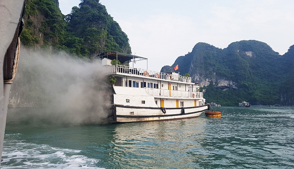 Cháy tàu du lịch đang neo đậu trên vịnh Hạ Long - 1 Cháy tàu du lịch đang neo đậu trên vịnh Hạ Long - 1