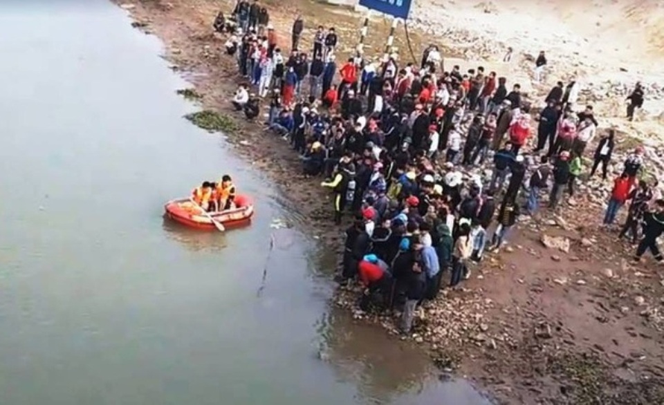Trao Bằng Tổ quốc ghi công cho thân nhân liệt sĩ hi sinh khi cứu 3 mẹ con cô giáo - 2 Trao Bằng Tổ quốc ghi công cho thân nhân liệt sĩ hi sinh khi cứu 3 mẹ con cô giáo - 2